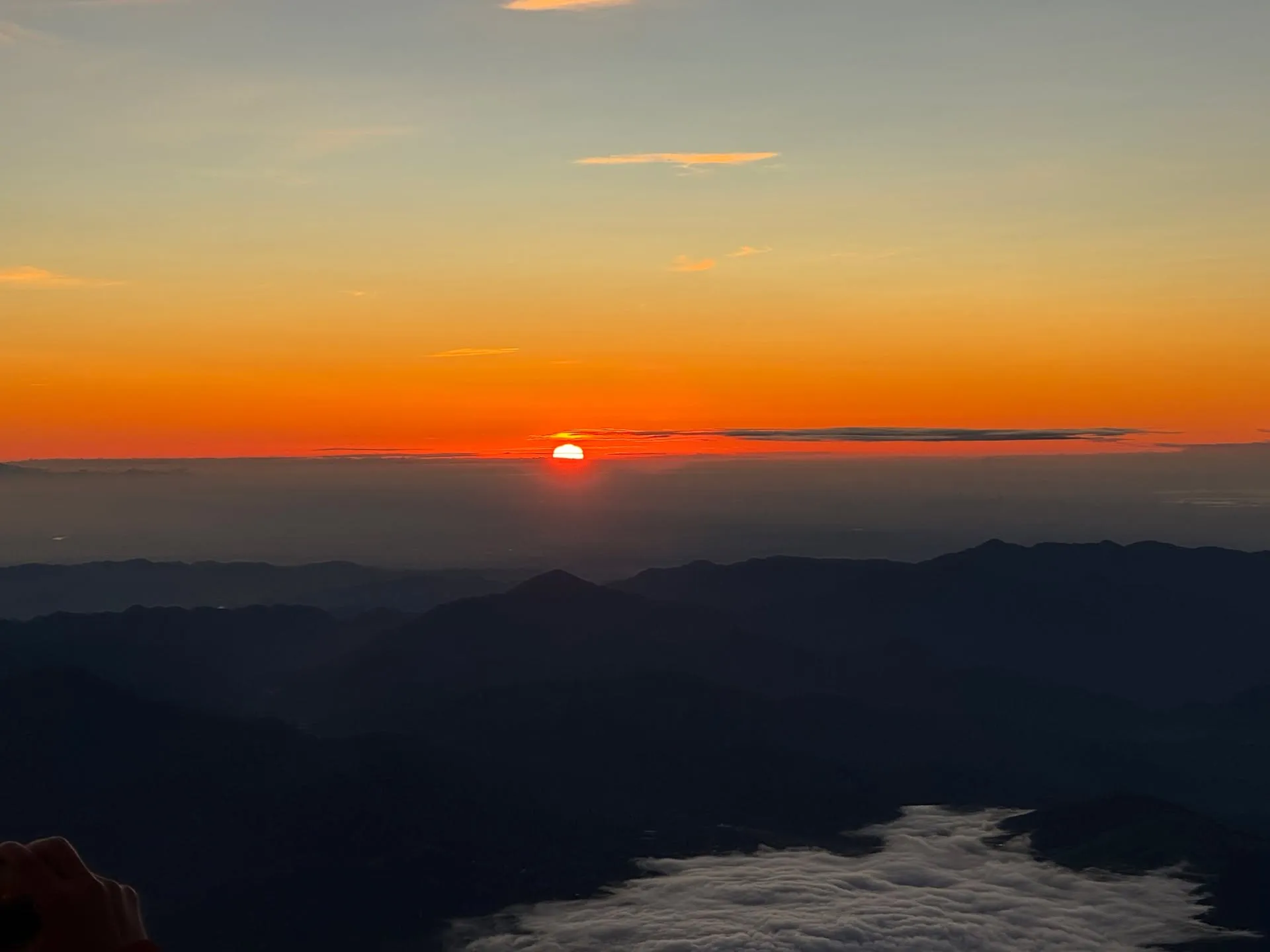 先日、当事務所のメンバーが富士山登山に挑みました。