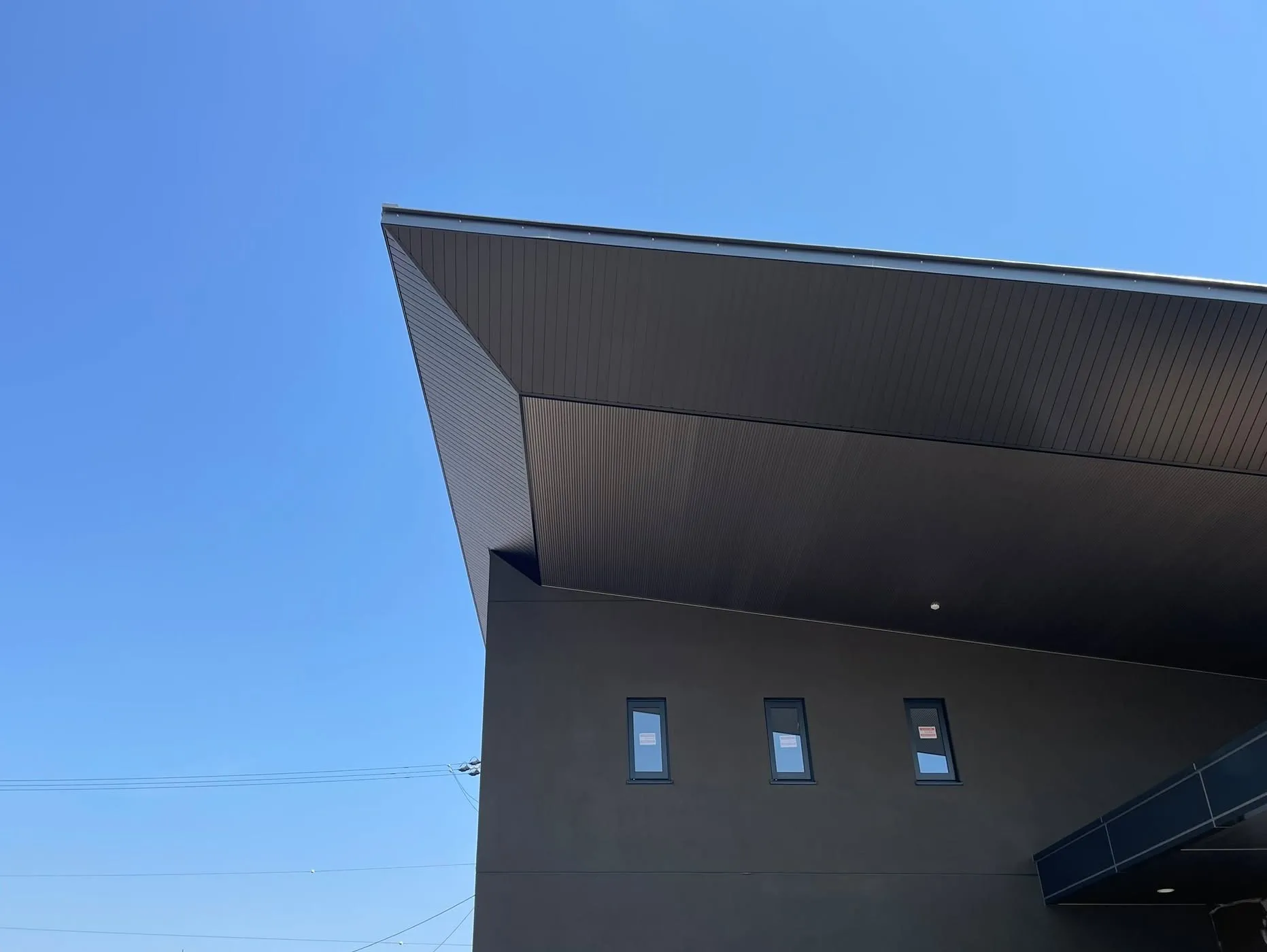 今回手掛けたこちらの店舗は、大きな片流れの屋根が印象的なクー...