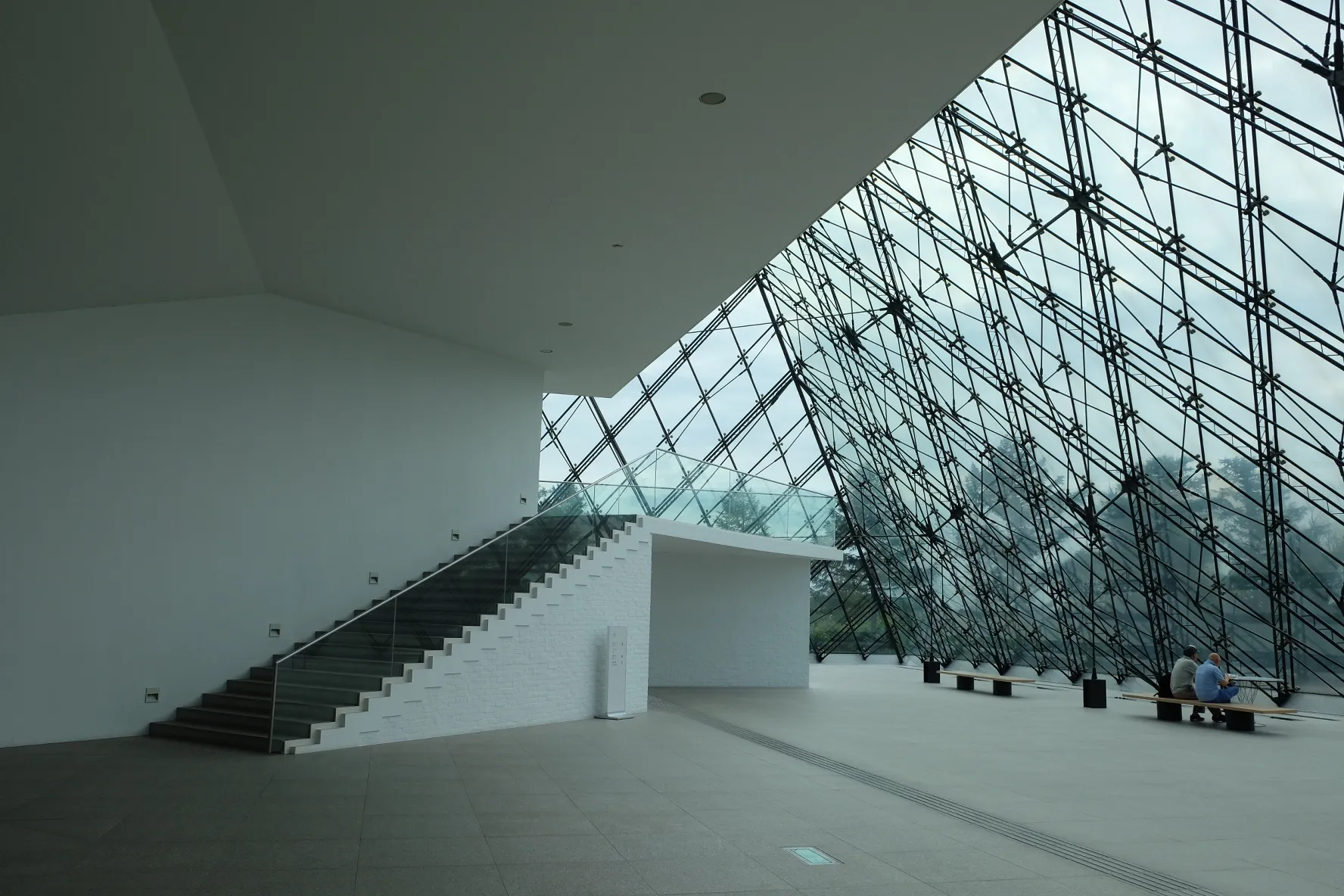 一昨年メンバー皆で行った研修旅行より、ガラスのピラミッドHI...