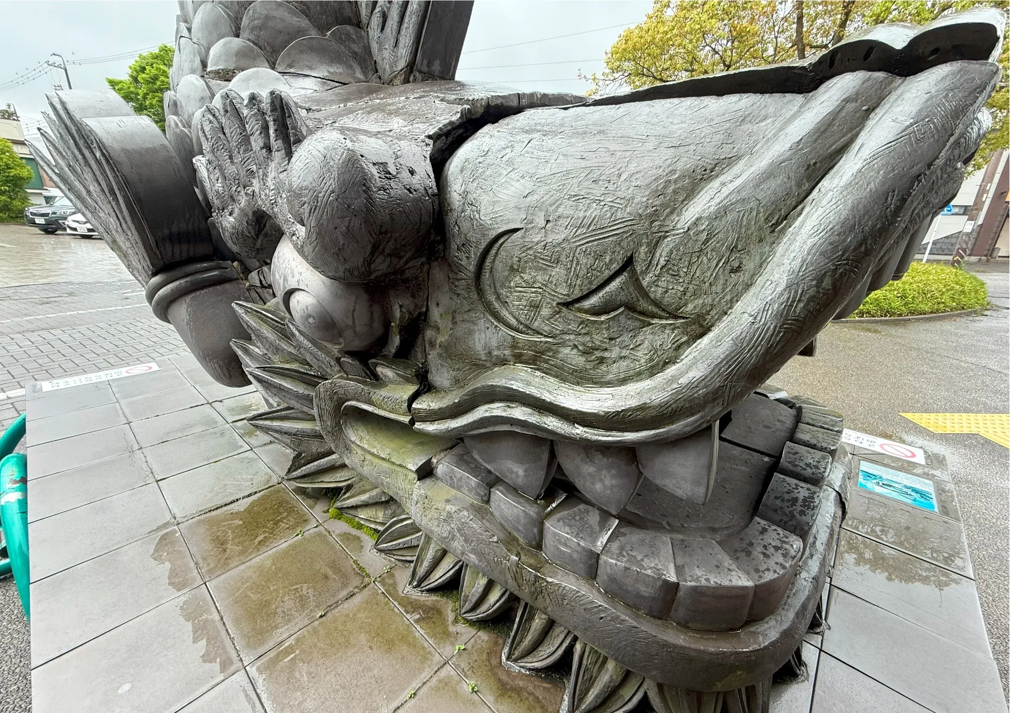 入口でお出迎えしてくれる大きな鯱！