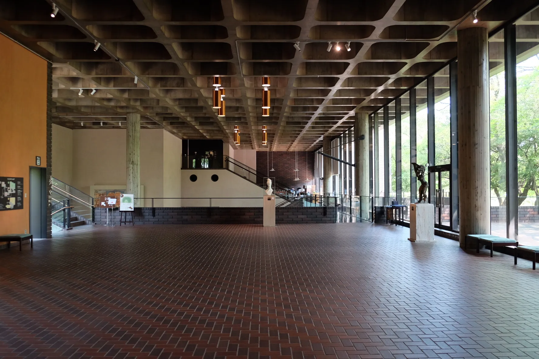 熊本県立美術館は、前川國男氏の最晩年に手がけた貴重な建築作品...