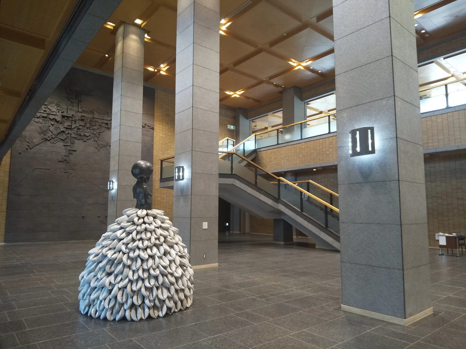 改修されたばかりの愛知県陶磁美術館に訪れ、谷口吉郎さんらしい...