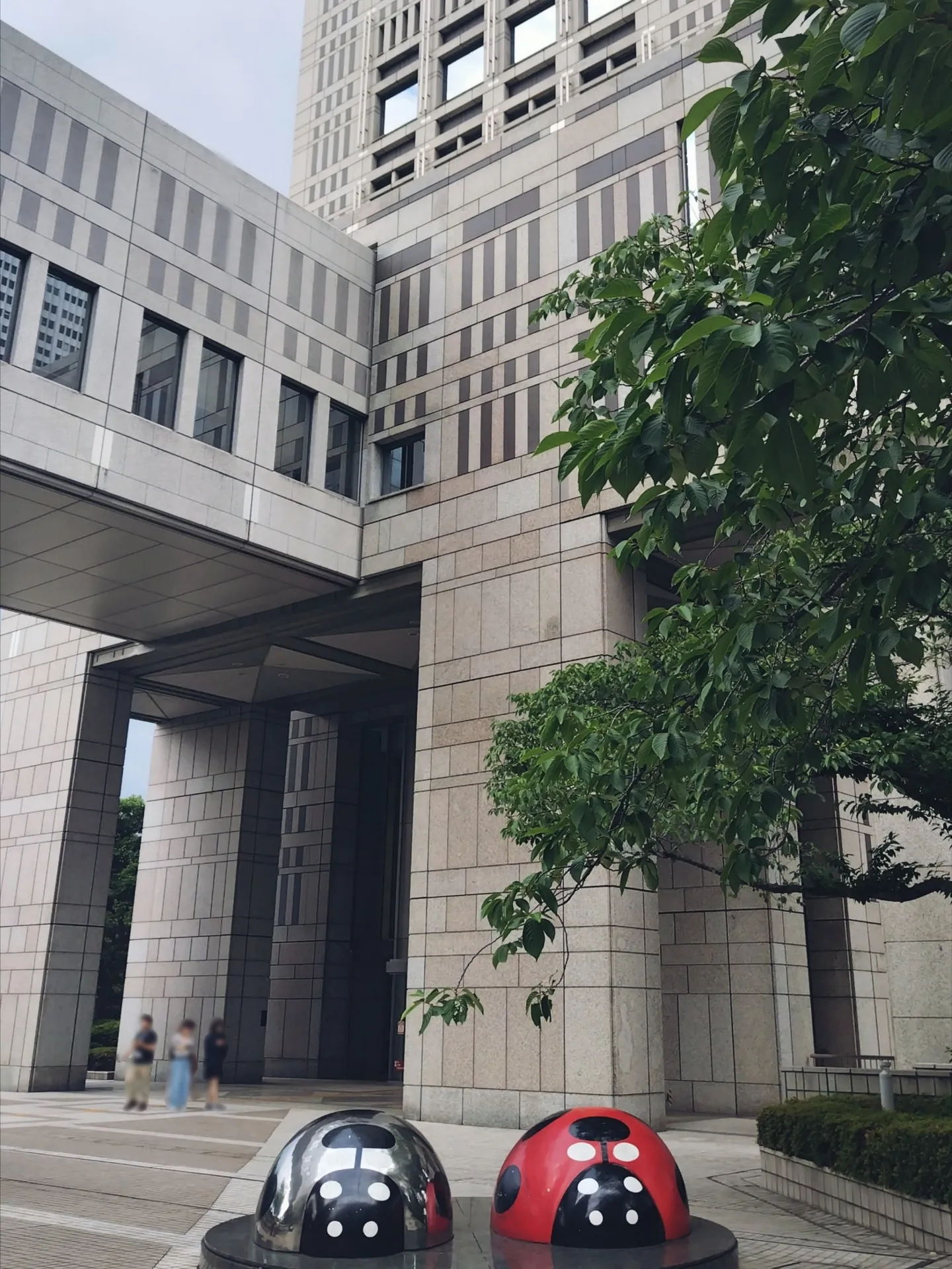 東京都庁舎は、その堅牢な建築スタイルと圧倒的な規模で観光客や...