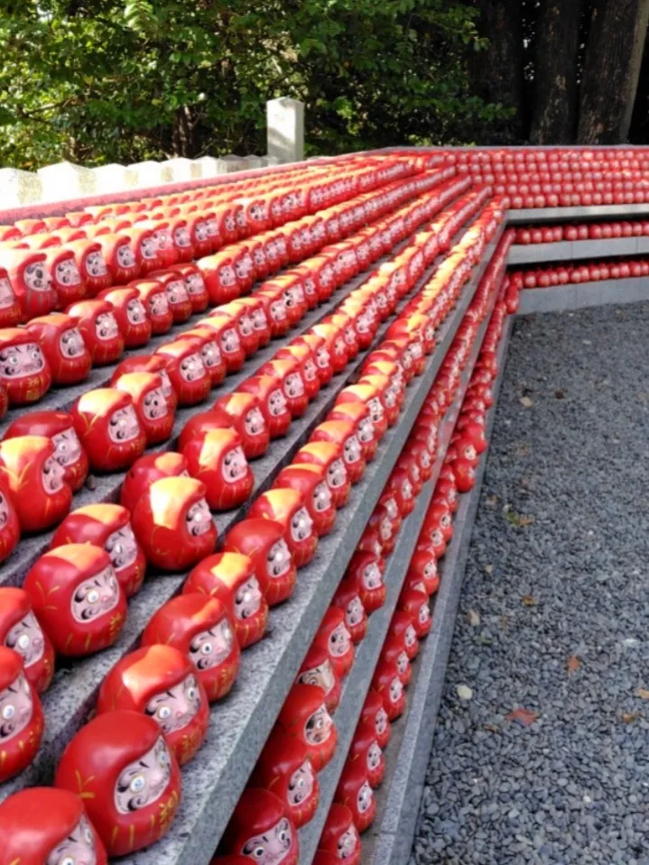 東京都庁舎は、その堅牢な建築スタイルと圧倒的な規模で観光客や...