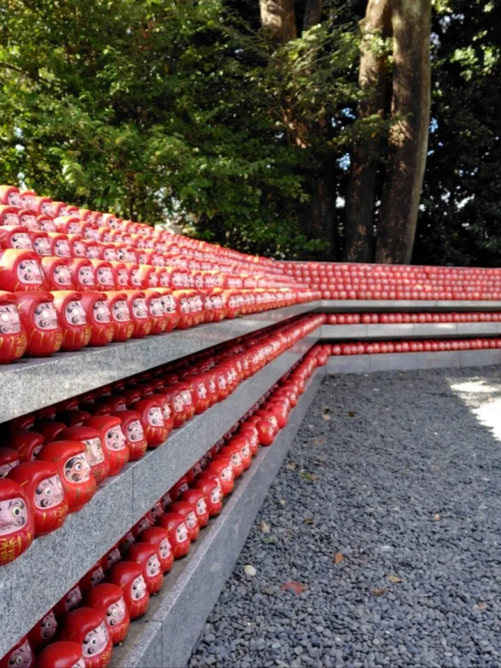 東京都庁舎は、その堅牢な建築スタイルと圧倒的な規模で観光客や...